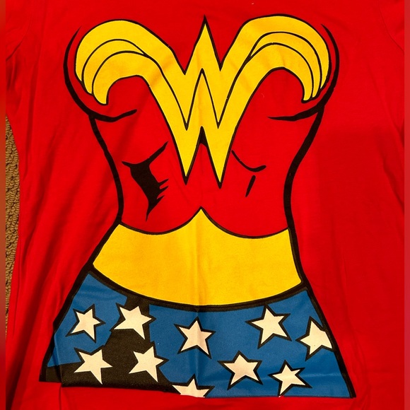 Wonder Woman T-shirt - Picture 2 of 4
